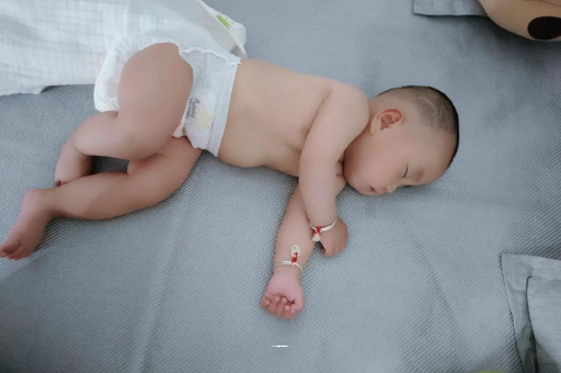 灯塔3个月宝宝怎么抱